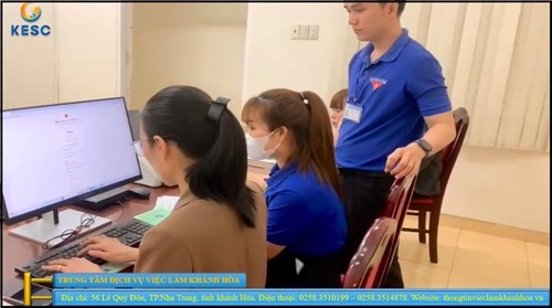 Đoàn thanh niên Trung tâm Dịch vụ việc làm Khánh Hòa tham gia hướng dẫn, hỗ trợ người dân sử dụng dịch vụ công trực tuyến để nộp hồ sơ hưởng trợ cấp thất nghiệp